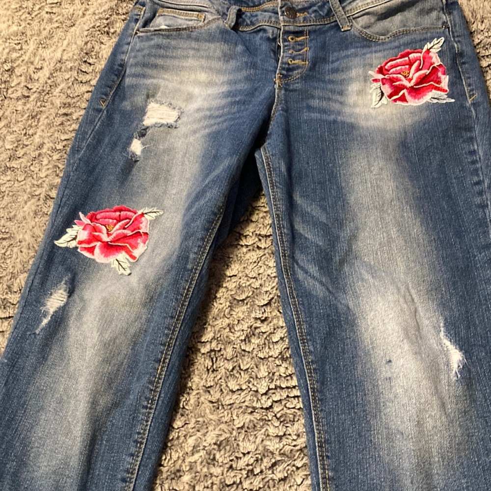 3/$30-NWOT-Red Roses embroidered Skinny ankle cropped jeans-Size 9/29